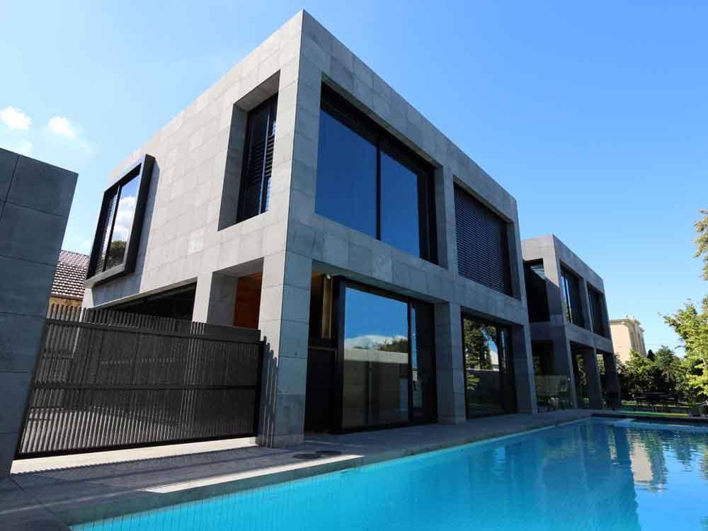 Bluestone exterior stone in blue-gray tones