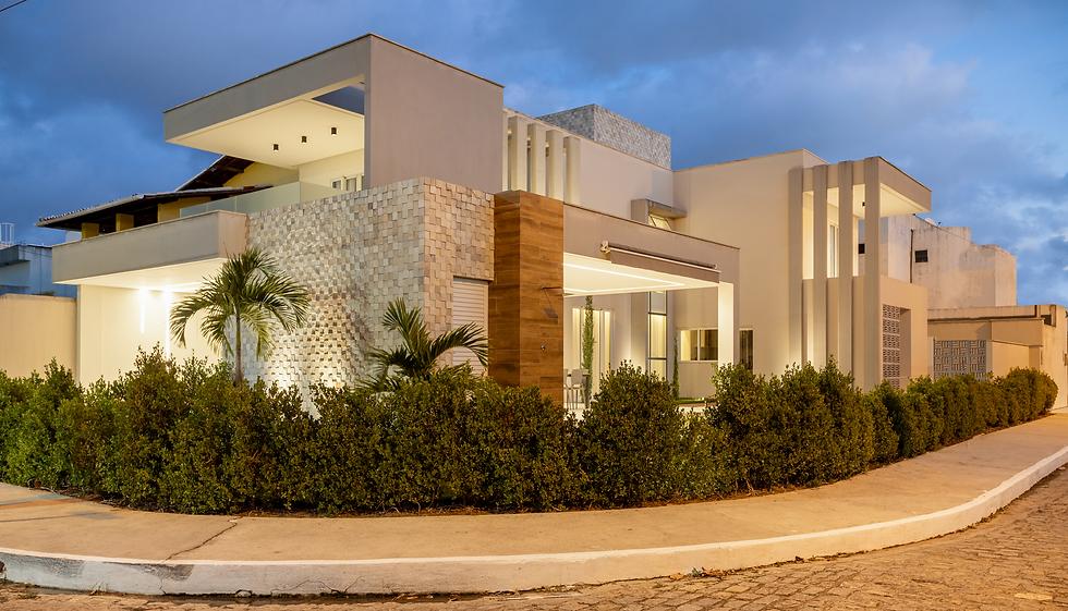 Quartzite exterior stone with a crystalline surface