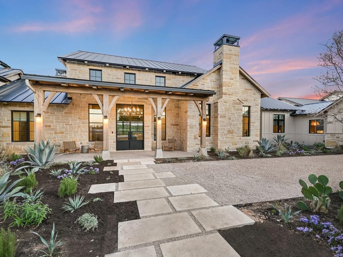 Sandstone exterior stone in golden and reddish tones